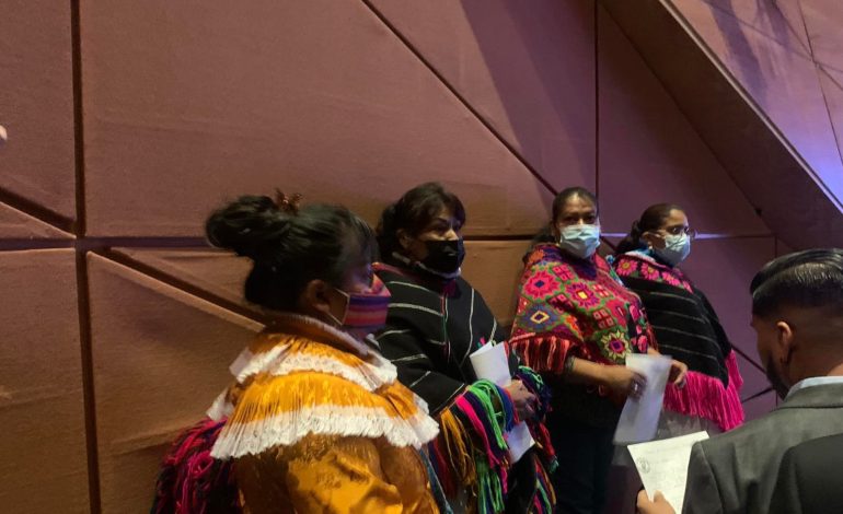  Indígenas denunciaron discriminación en conferencia de Yalitza Aparicio en SLP (VIDEO)