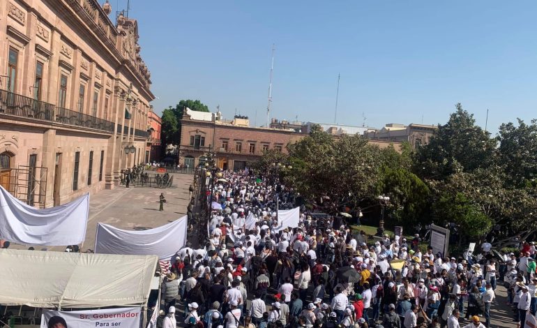  SNTE toma la Plaza de Armas en SLP; piden renuncia del titular de la SEGE