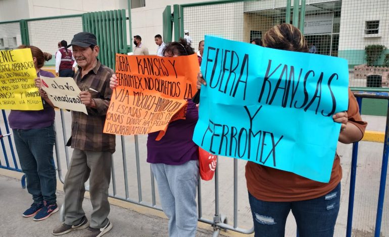  (VIDEO) Protestantes reciben a AMLO en su visita a SLP
