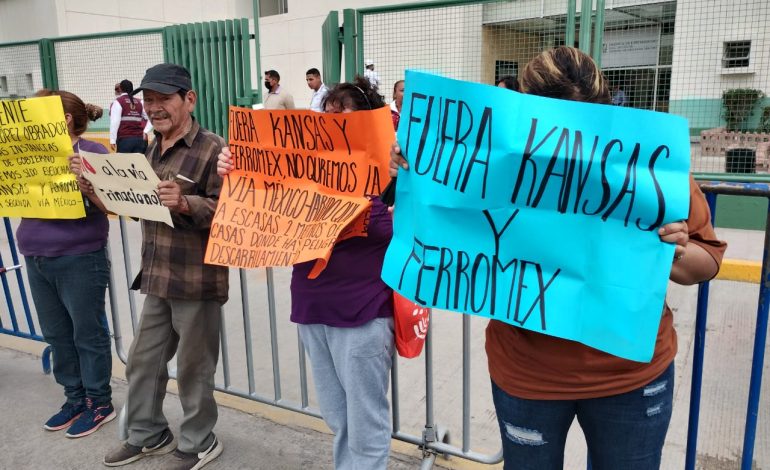  (VIDEO) Protestantes reciben a AMLO en su visita a SLP