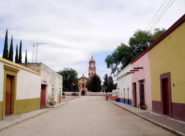  (VIDEO) Ciudadanos se resguardan de intensa balacera en Guadalcázar