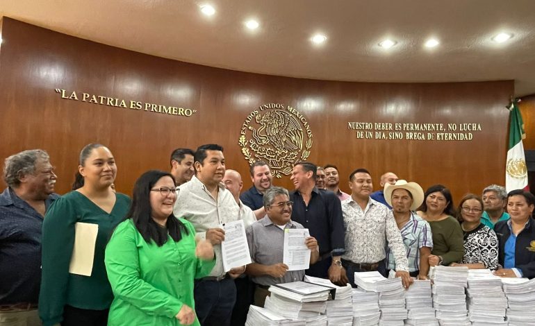  Entregan firmas al Congreso para municipalización de Villa de Pozos
