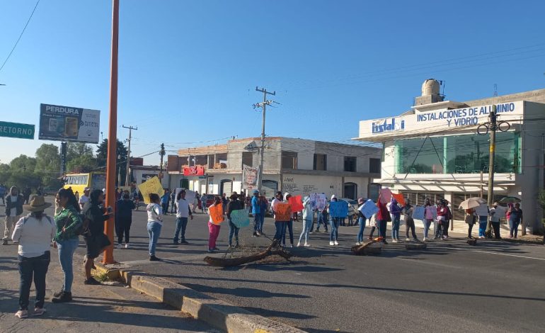  Habitantes de Mexquitic bloquean carretera; exigen liberación de su abogado