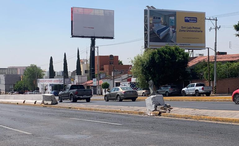  Peligro en la Salvador Nava, falta de muro de contención provoca invasión de carriles