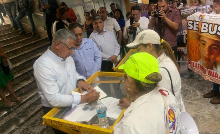  Fiscal y secretario general firman acuerdo con madres buscadoras en SLP