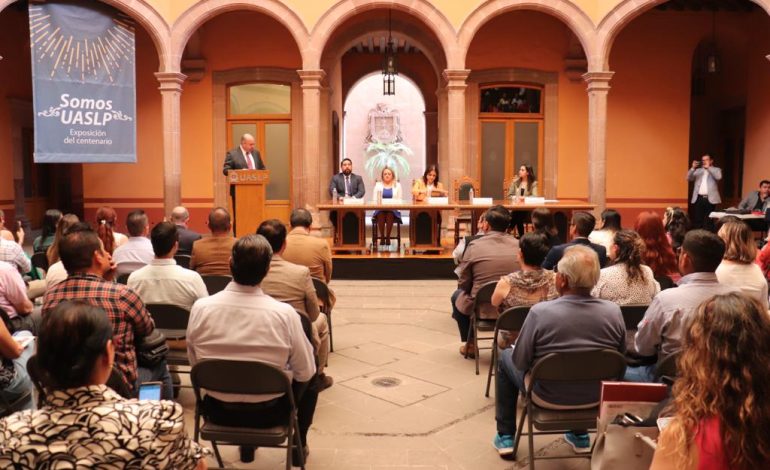  “No existe la transparencia”, denuncia profesor jubilado en festejo de la CEGAIP