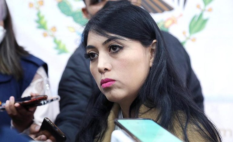  Diputada Nallely Vargas evita hablar sobre pleito con exasesores