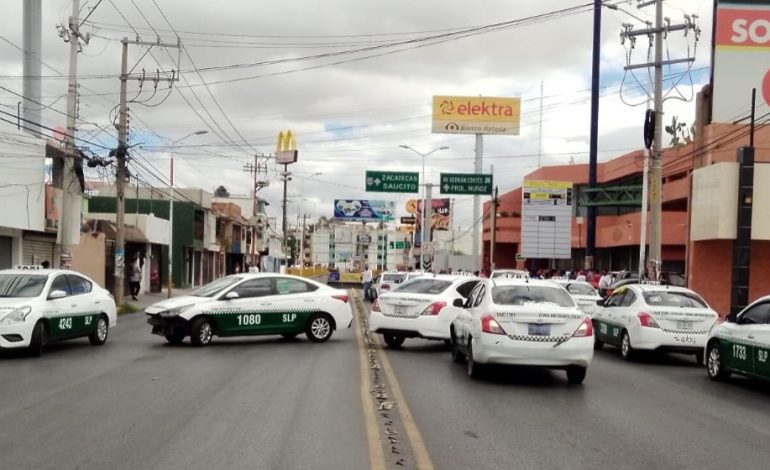  Taxistas protestan contra pruebas antidoping de la SCT