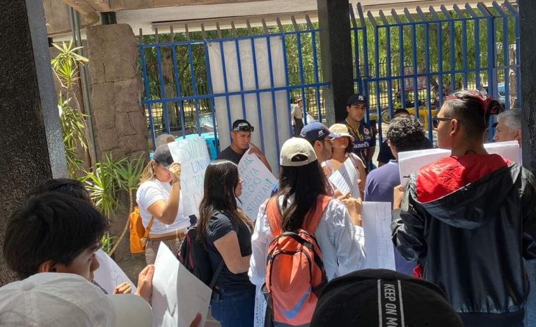  Defensoría acompaña a alumnos inconformes de la UASLP