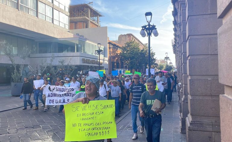  Sindicato protesta contra la UASLP y pide la intervención del gobernador