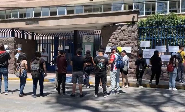  (VIDEO) Por no poder inscribir materias, alumnos toman la Facultad de Economía de la UASLP