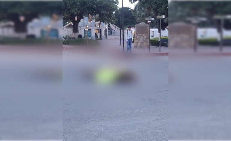  Dejan dos cadáveres frente a una plaza en el centro de Tamuín