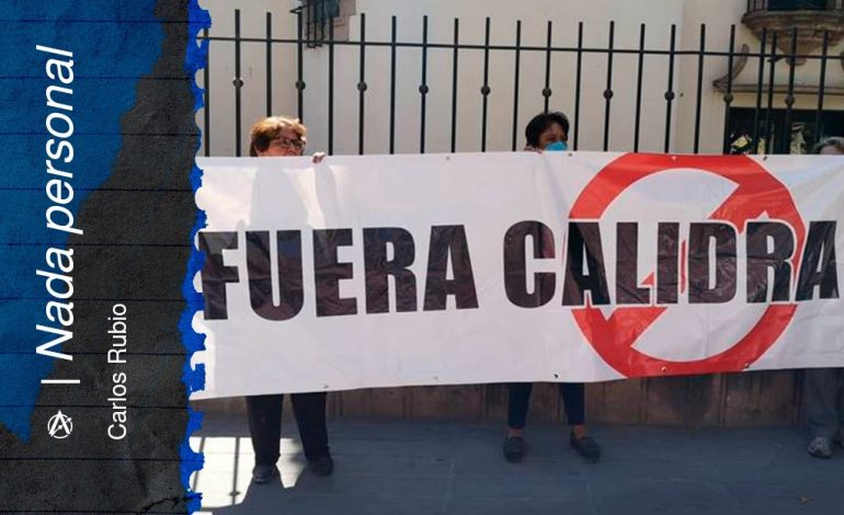  Calidra, confundir para no resolver