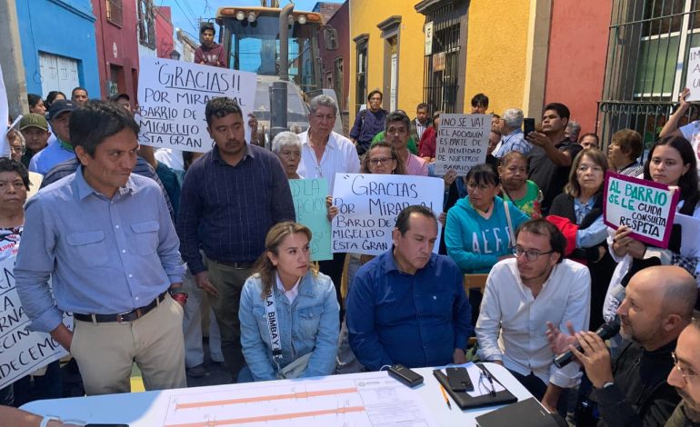  Vecinos acceden al retiro de adoquín en el Barrio de San Miguelito