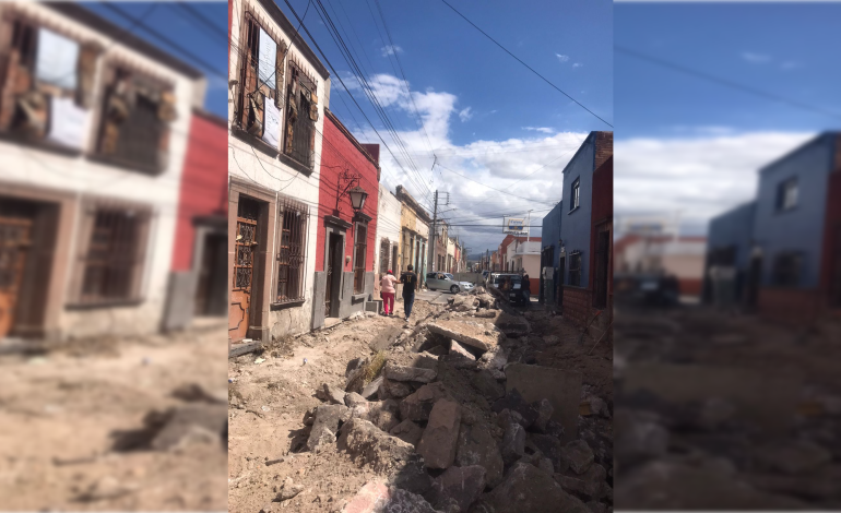  Vecinos frenan retiro de adoquín en el Barrio de San Miguelito