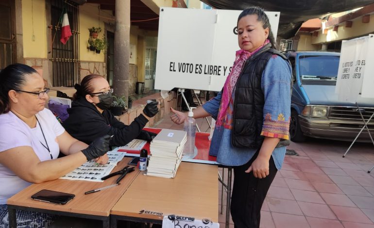  En plena jornada, potosinos se acercan a conocer qué es el plebiscito