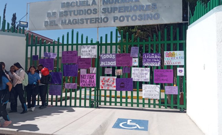  (VIDEO) Estudiantes toman la Enesmapo y piden el despido de profesor denunciado por acoso