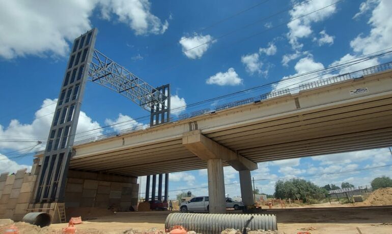  Retrasan, otra vez, inauguración de puente en carretera Rioverde