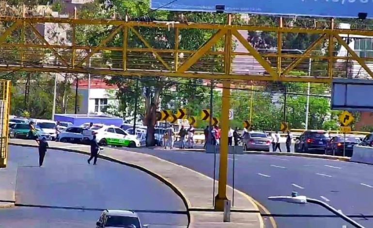  Conflicto entre taxistas paraliza puentes de la Salvador Nava