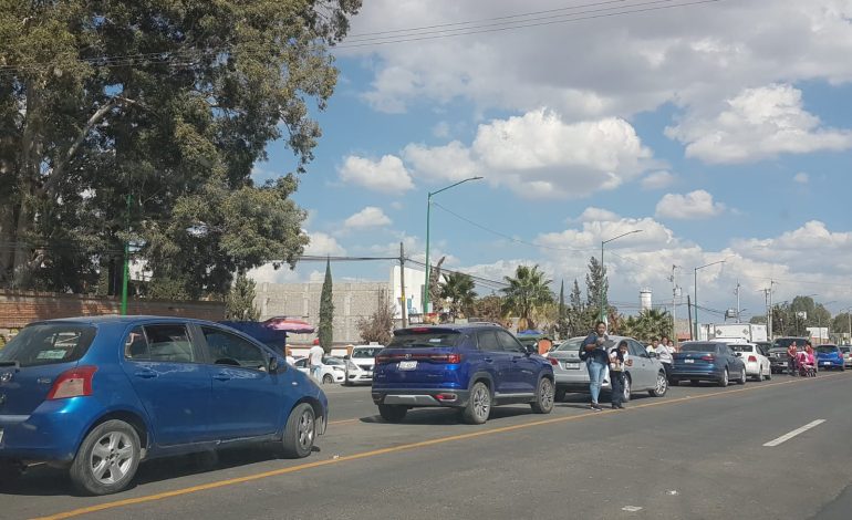  (VIDEO) Generan caos vial nuevo puente y escuelas en la Rioverde