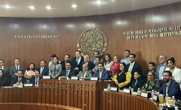  Entre mensajes políticos y discusión compareció Torres Sánchez ante el Congreso