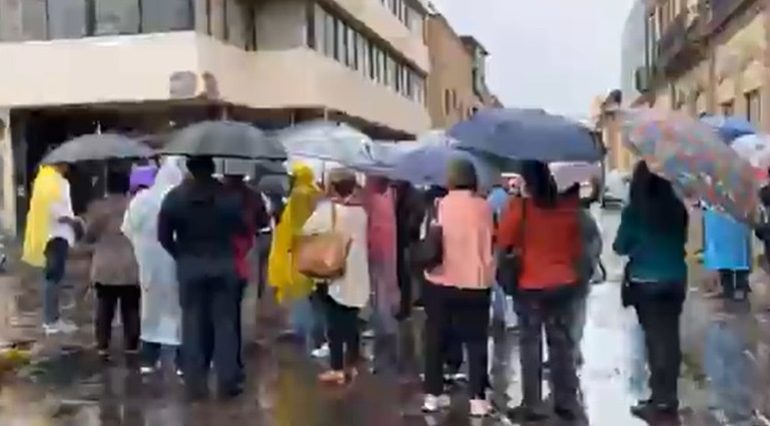  Maestros jubilados bloquean calles del Centro por impago de sus pensiones
