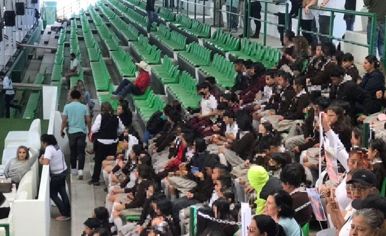  Sacan estudiantes de la escuela para llenar inauguración del Campeonato Nacional Charro