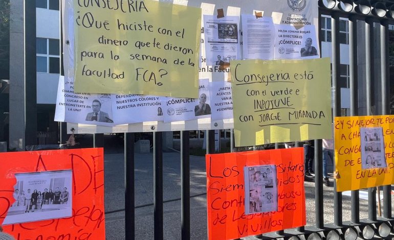  Estudiantes tomaron FCA y Derecho para denunciar intromisión de diputado en la UASLP