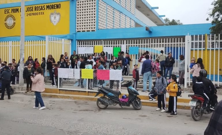  Padres de familia toman escuela en Matehuala por falta de maestros