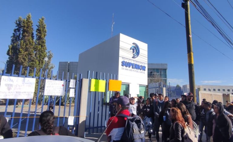  Intendente atropella a alumno durante protesta contra la directora del ITSSLP