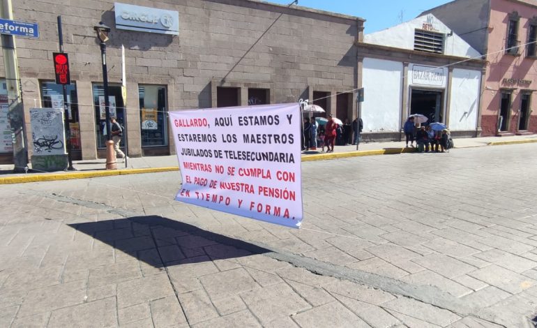  Jubilados de telesecundaria toman calles ante posible retraso de pensiones