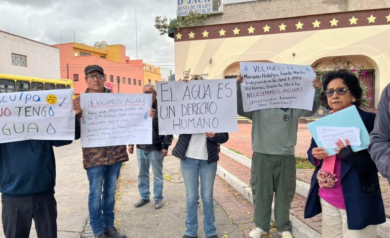  Bloquean calles por falta de agua en barrios del Centro Histórico