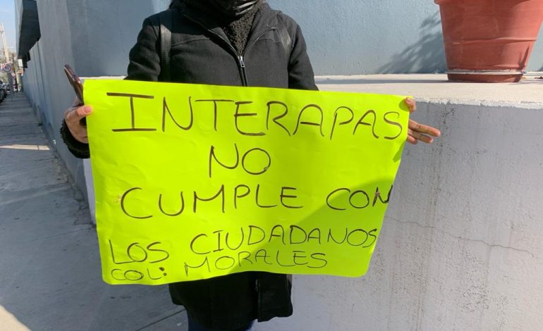  Vecinos de Morales protestan en el Interapas tras 2 meses sin agua