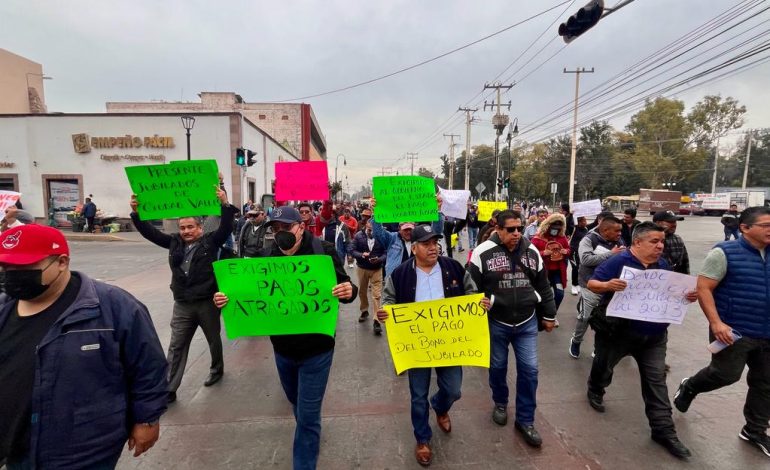  Policías estatales jubilados protestan en el Centro Histórico por impago de pensiones