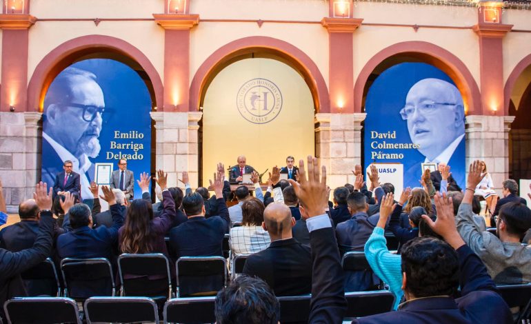  UASLP entrega cuestionados honoris causa a titulares de la ASF