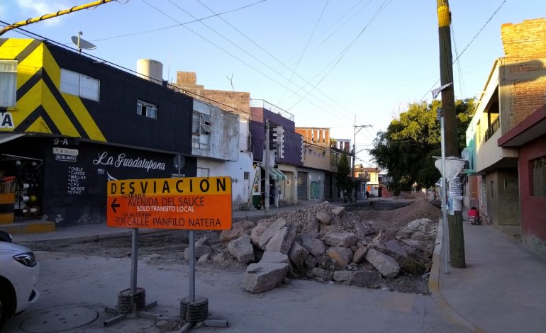  Colapso de drenajes en avenida del Sauce causa enfermedades por aguas negras