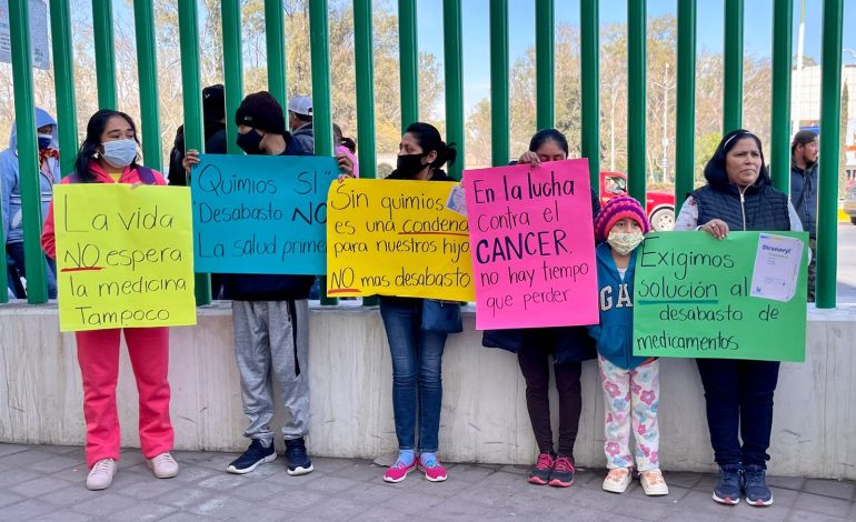  (VIDEO) Familias se manifiestan en el Hospital Central por falta de medicamentos oncológicos