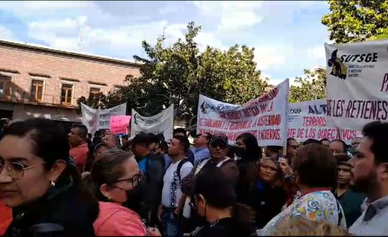  SUTSGE protesta en Palacio de Gobierno por el pago de prestaciones