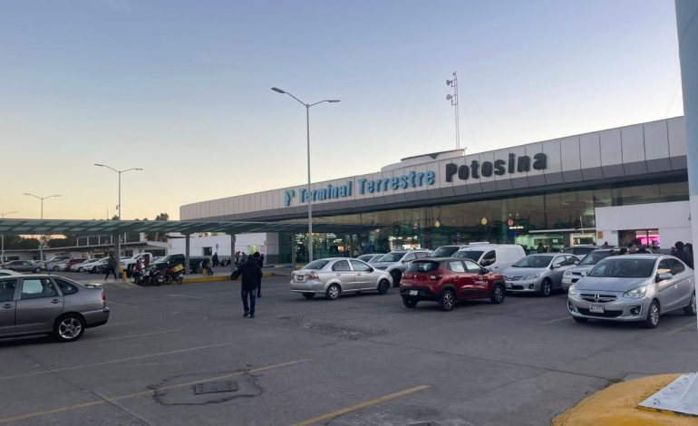  Registros de luz abiertos ocasionan accidentes afuera de la Terminal Terrestre Potosina