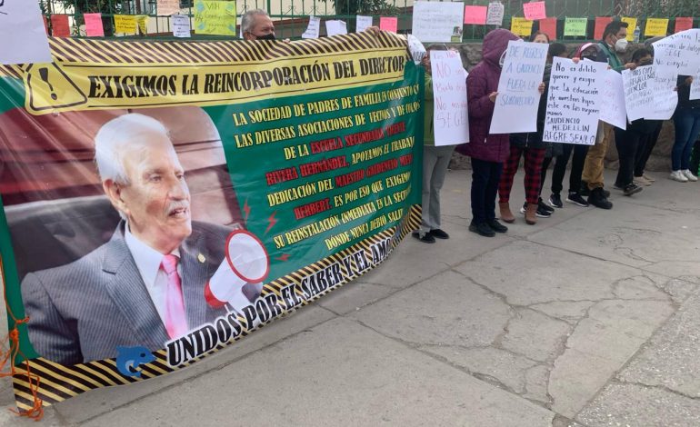  Padres cierran la Secundaria General Número 3 y exigen la restitución del director