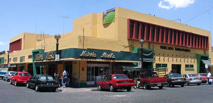  Autoridades municipales y locatarios de La Merced acuerdan continuidad del Paseo Esmeralda