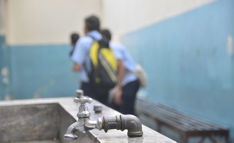  Familias pagan pipas por escasez de agua en escuelas de la capital