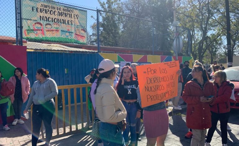  Padres de familia exigen reanudar clases en el Jardín de Niños Ferrocarriles Nacionales