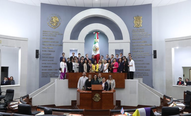  Jóvenes presentan iniciativas durante Parlamento Juvenil 2024 en el Congreso de SLP