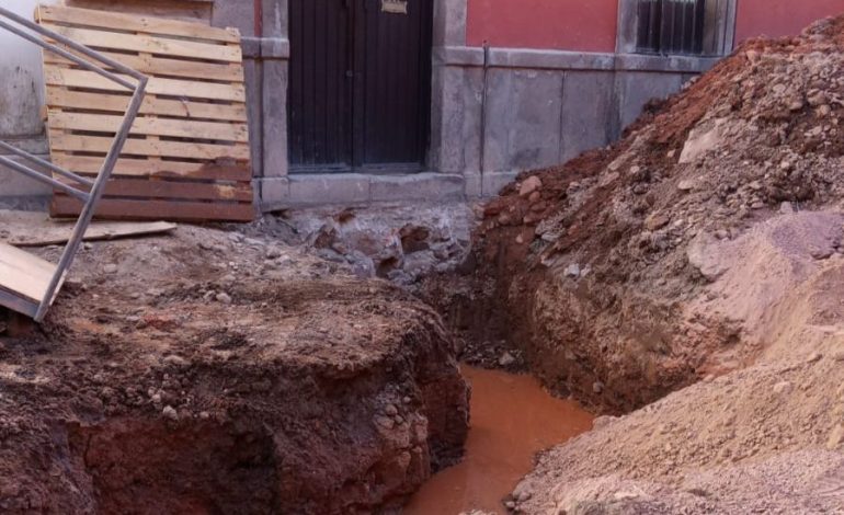  Con permiso de Seduvop, Interapas repararía fuga de aguas negras en San Miguelito