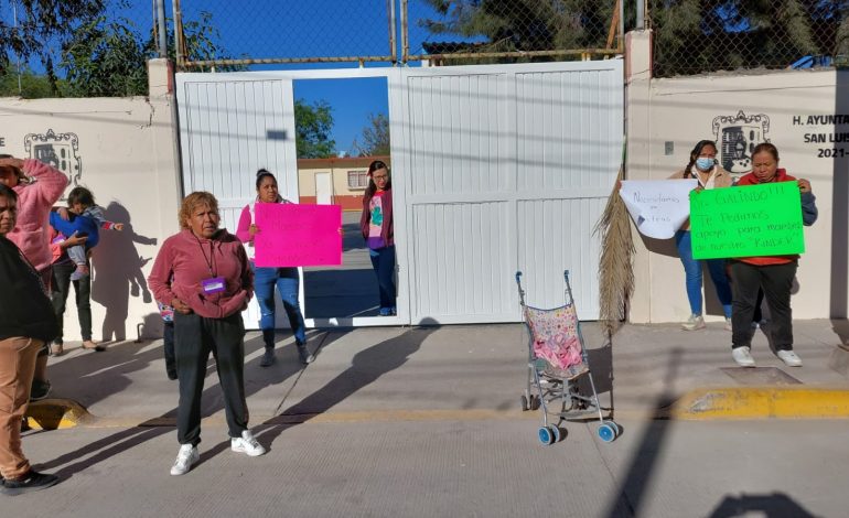  Por falta de maestras, escuela municipal da clases intermitentes