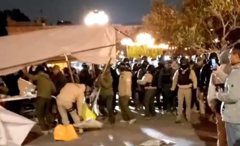  Por la fuerza, gobierno desaloja plantón del SITTGE en Plaza de Armas