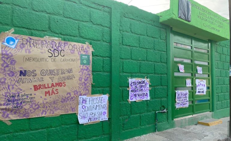  Denuncian represión hacia alumnas que denunciaron a director de preparatoria del SEER