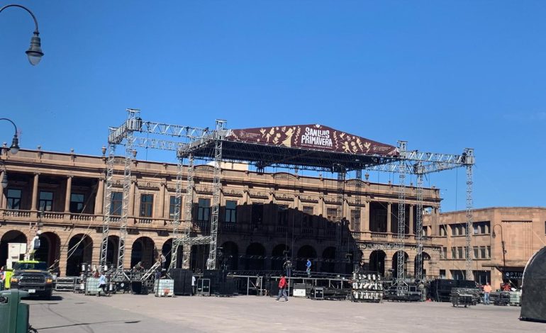  Con vigas y andamios refuerzan Plaza Fundadores para conciertos