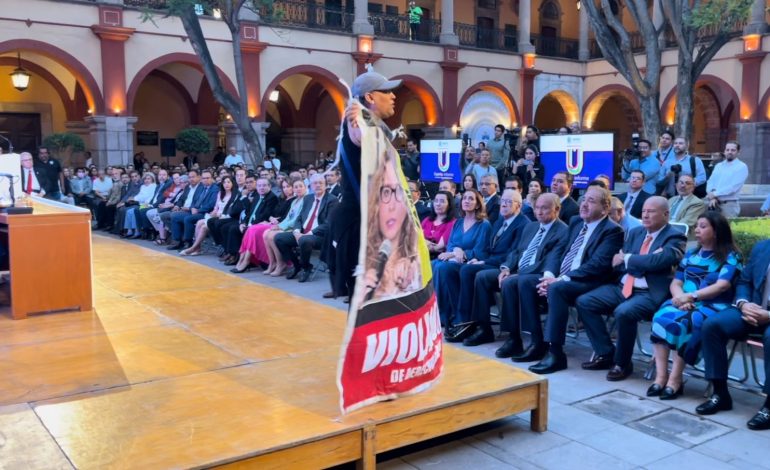  Víctimas protestan en informe de Rectoría en la UASLP